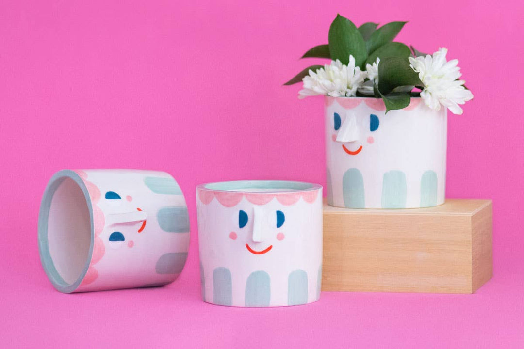 Ana Seixas Blumentopf Blumentopf  |  Friendly Face rosa blau bei Nauli and Stories