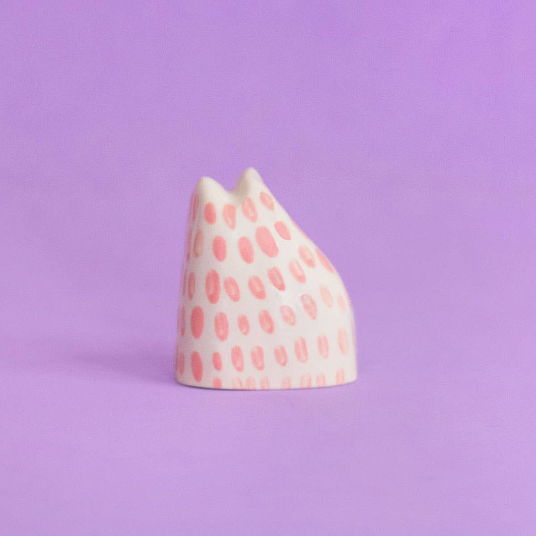 Ana Seixas Skulptur Kleine Keramikskulptur  |  Katze pink dunkelblau bei Nauli and Stories