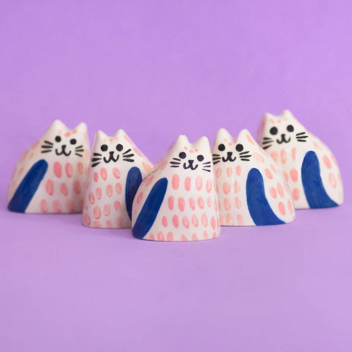 Ana Seixas Skulptur Kleine Keramikskulptur  |  Katze pink dunkelblau bei Nauli and Stories