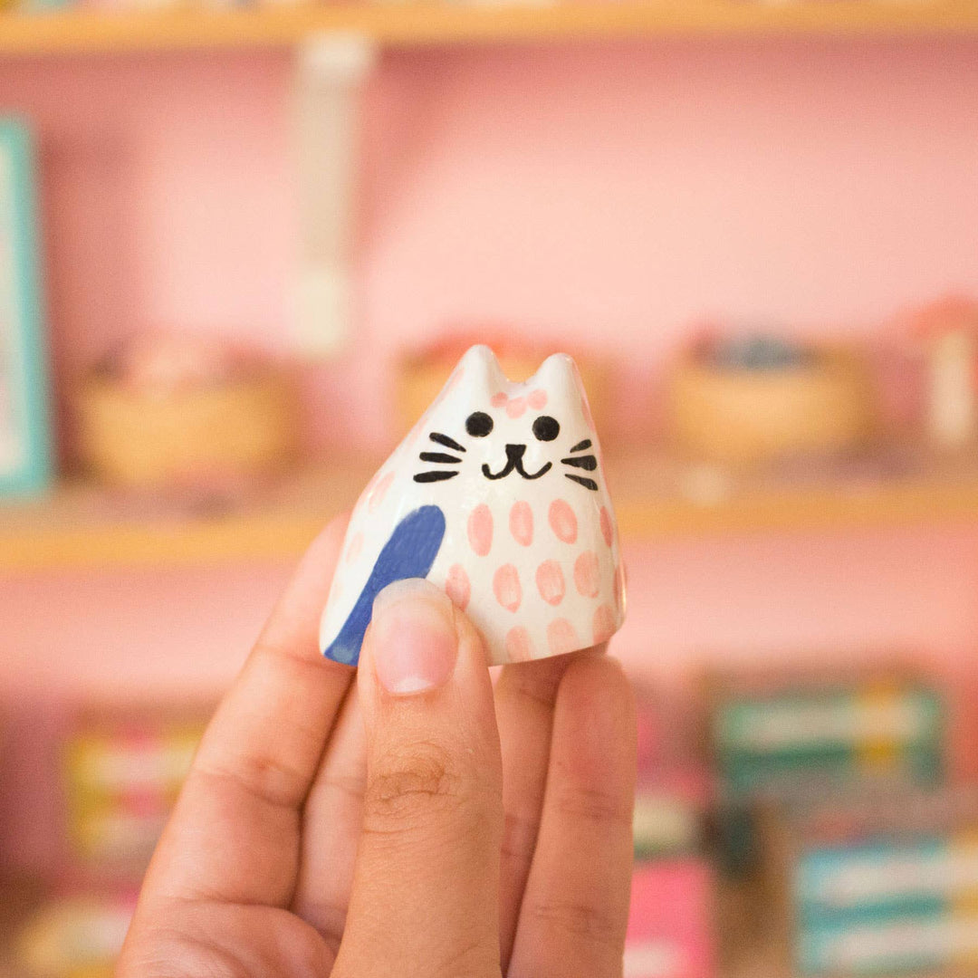 Ana Seixas Skulptur Kleine Keramikskulptur  |  Katze pink dunkelblau bei Nauli and Stories