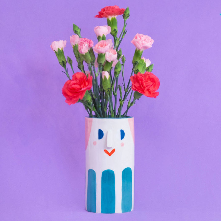 Ana Seixas Vase Vase | Ordnungshelfer Mädchen mit türkisen Streifen bei Nauli and Stories
