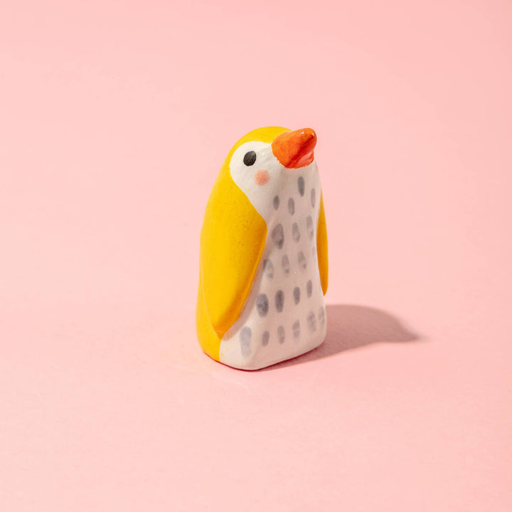 Ana Seixas Skulptur Kleine Keramikskulptur  |  Baby Pinguin gelb bei Nauli and Stories
