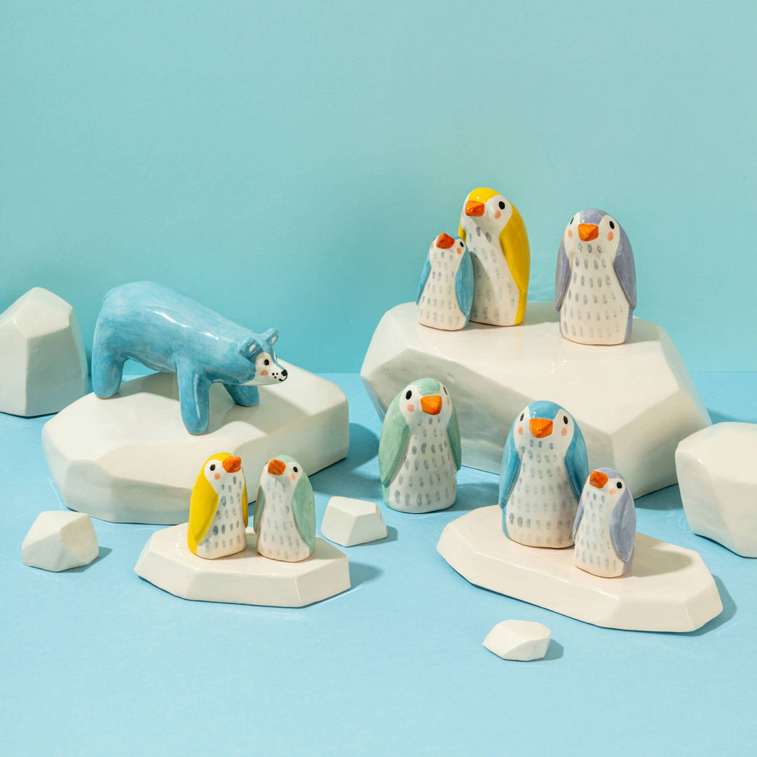 Ana Seixas Skulptur Kleine Keramikskulptur  |  Mama Pinguin mint bei Nauli and Stories