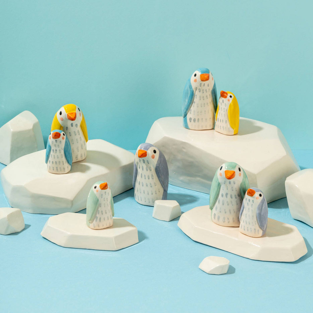 Ana Seixas Skulptur Kleine Keramikskulptur  |  Mama Pinguin mint bei Nauli and Stories