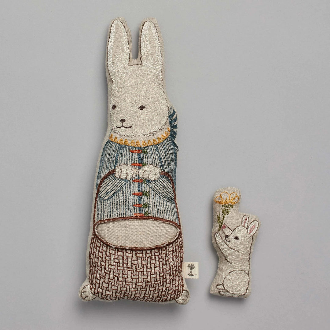 Coral &amp; Tusk Sofakissen Hase mit Körbchen bei Nauli and Stories