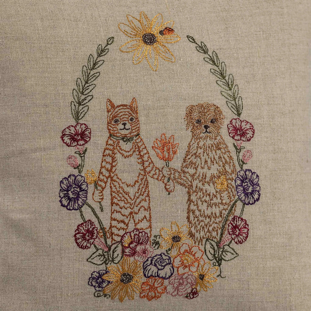 Coral &amp; Tusk Sofakissen Cat and Dog Friends Garland Pillow bei Nauli and Stories