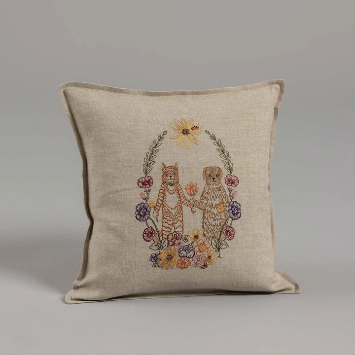 Coral &amp; Tusk Sofakissen Cat and Dog Friends Garland Pillow bei Nauli and Stories