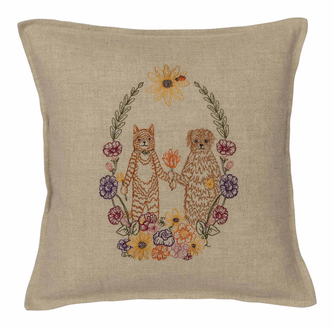 Coral &amp; Tusk Sofakissen Cat and Dog Friends Garland Pillow bei Nauli and Stories