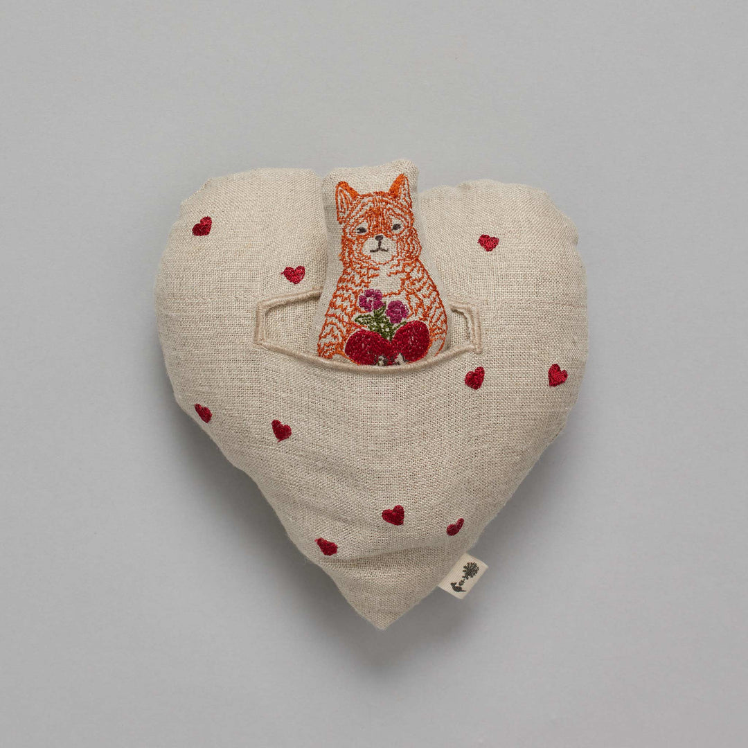 Coral &amp; Tusk Kuschelkissen Fox in Love - besticktes Leinenkissen in Herzform mit Fuchspuppe bei Nauli and Stories