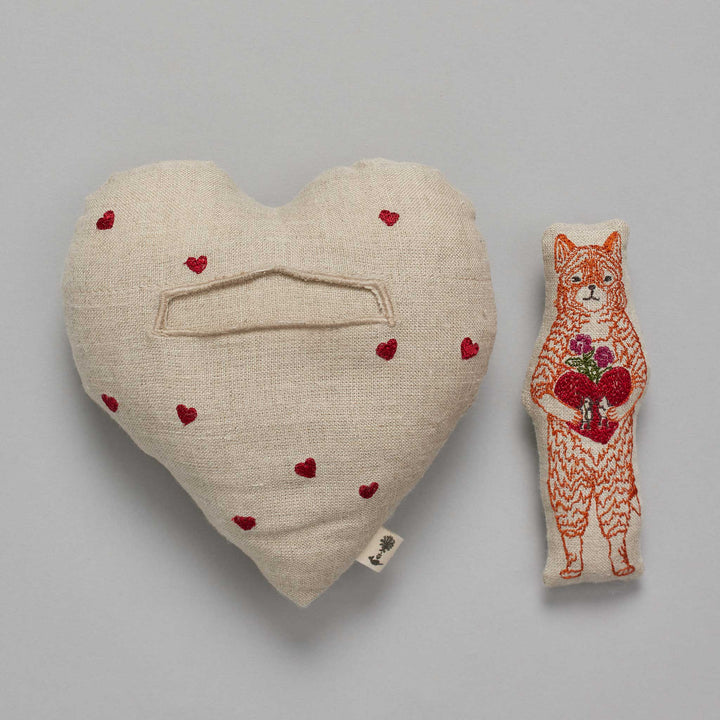 Coral &amp; Tusk Kuschelkissen Fox in Love - besticktes Leinenkissen in Herzform mit Fuchspuppe bei Nauli and Stories