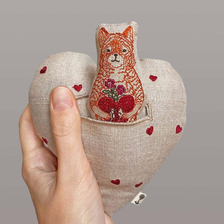 Coral &amp; Tusk Kuschelkissen Fox in Love - besticktes Leinenkissen in Herzform mit Fuchspuppe bei Nauli and Stories