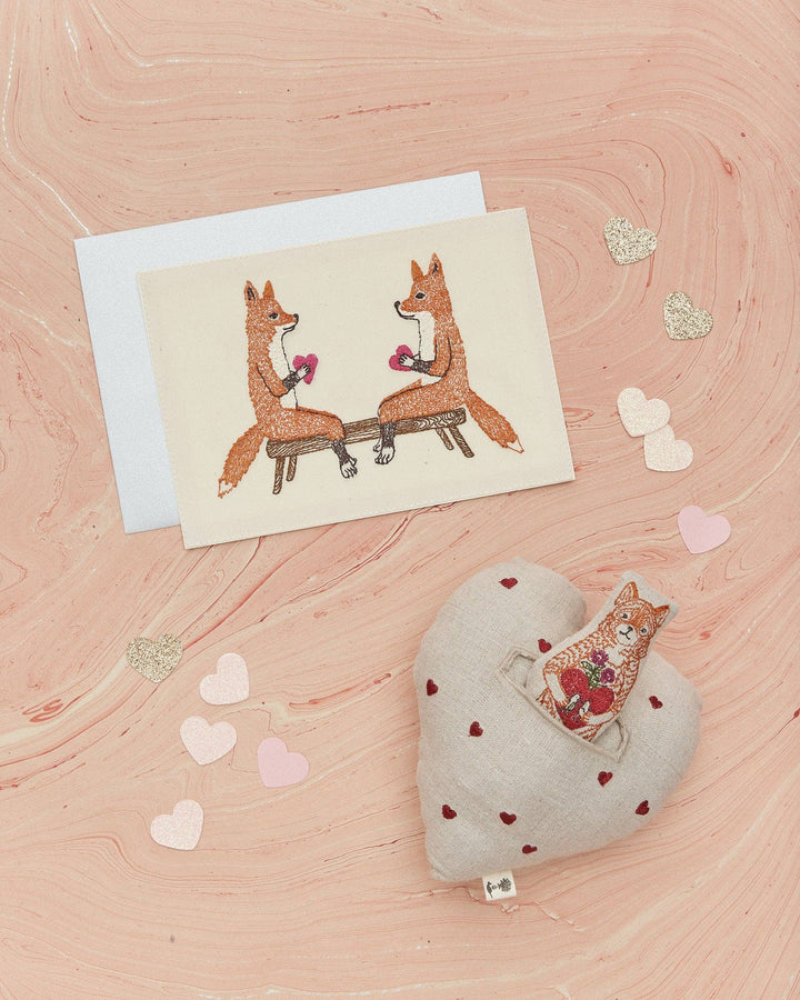 Coral &amp; Tusk Kuschelkissen Fox in Love - besticktes Leinenkissen in Herzform mit Fuchspuppe bei Nauli and Stories