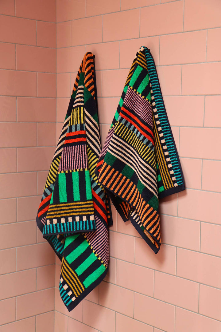 Donna Wilson Handtücher Badetuch Multi Stripe, 70 x 125 cm bei Nauli and Stories
