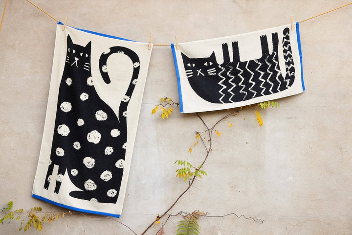 Donna Wilson Handtücher Badetuch Lazy Cat | 70cm x 125cm bei Nauli and Stories