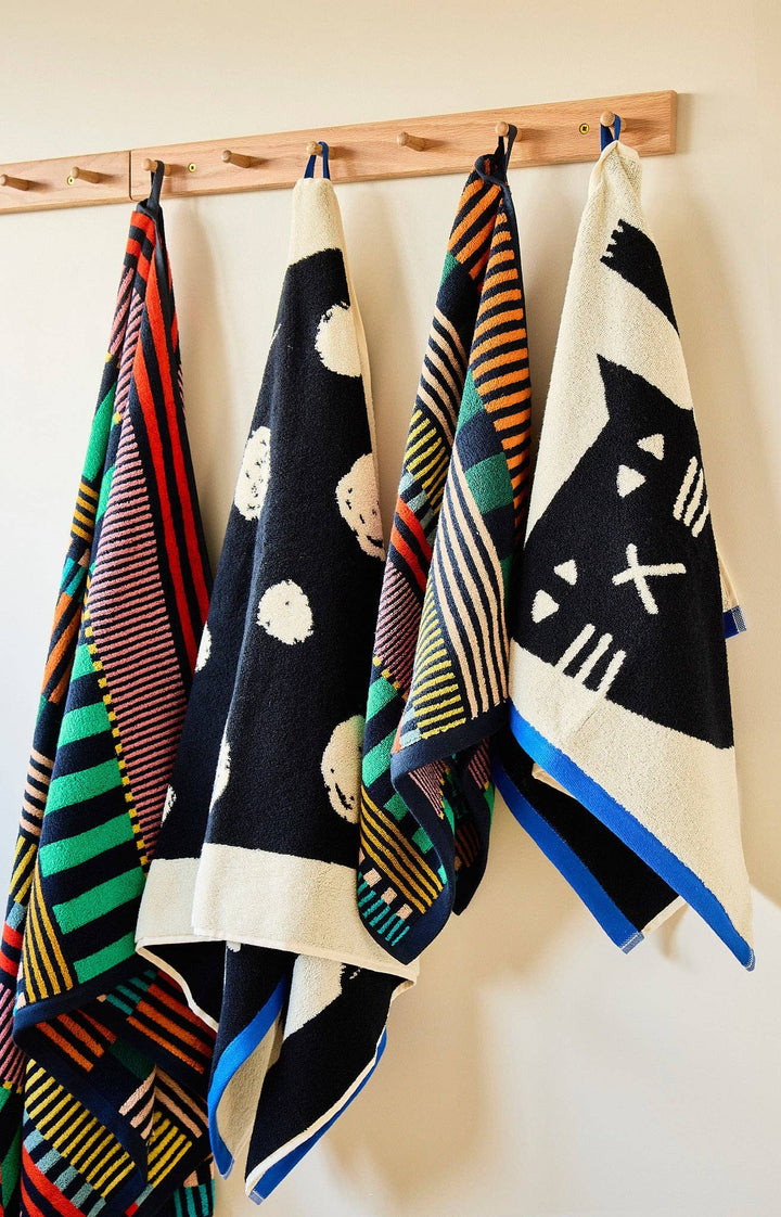Donna Wilson Handtücher Lazy Cat Hand Towel |  50cm x 90cm bei Nauli and Stories