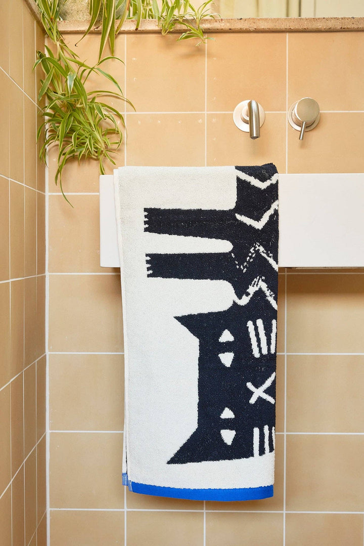 Donna Wilson Handtücher Lazy Cat Hand Towel |  50cm x 90cm bei Nauli and Stories