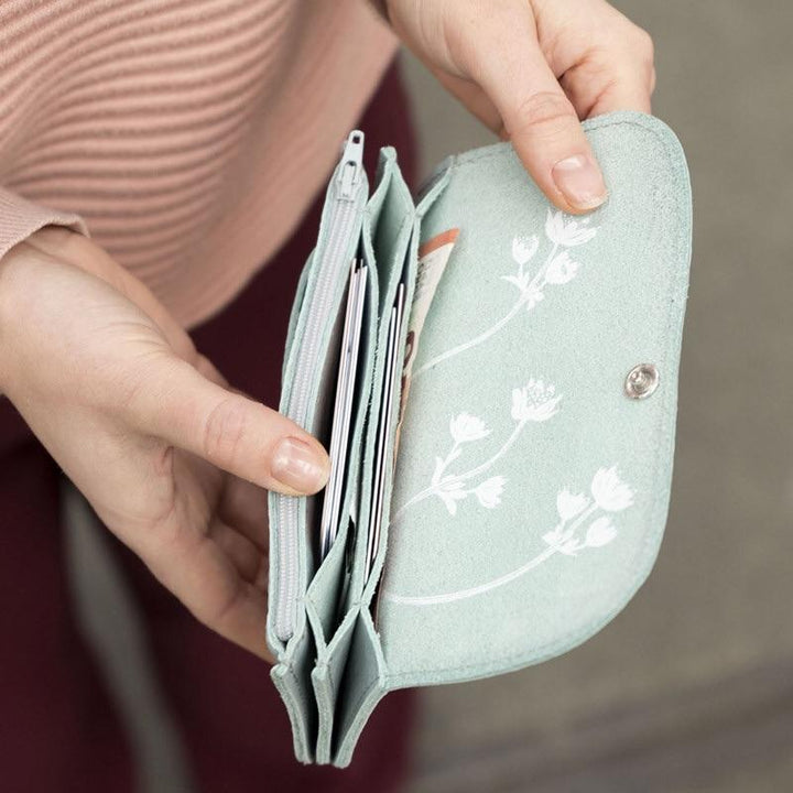 Keecie Geldbeutel aus Leder Forward Wallet - mintfarbene hellblaue Ledergeldbörse mit Siebdruck Innenleben bei Nauli and Stories