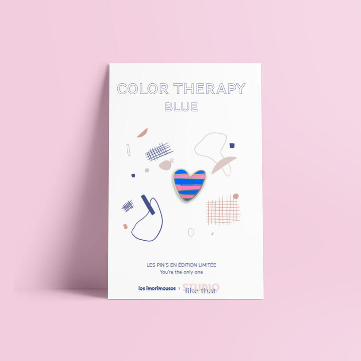 Les imprimeuses Broschen und Anstecknadeln Pin | Herz - Color Therapy Blue | Cœur rayé bleu &amp; rose bei Nauli and Stories