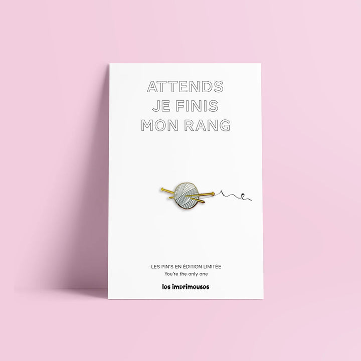 Les imprimeuses Broschen und Anstecknadeln Pin | Tricot - Attends je finis mon rang | Wollknäul bei Nauli and Stories