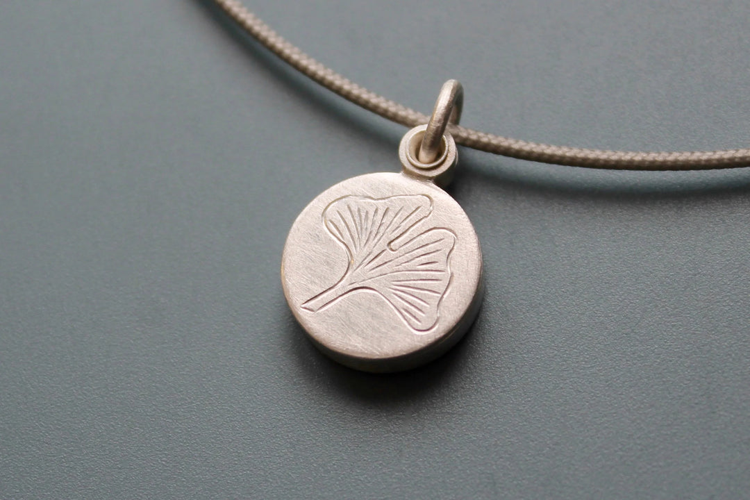 Mabotte Medaillon Medaillon aus Silber | Gingko Blatt | Mabotte 14mm bei Nauli and Stories