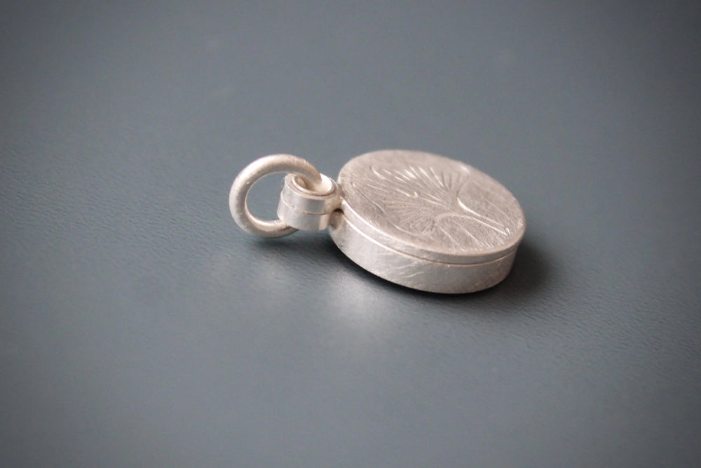 Mabotte Medaillon Medaillon aus Silber | Gingko Blatt | Mabotte 14mm bei Nauli and Stories