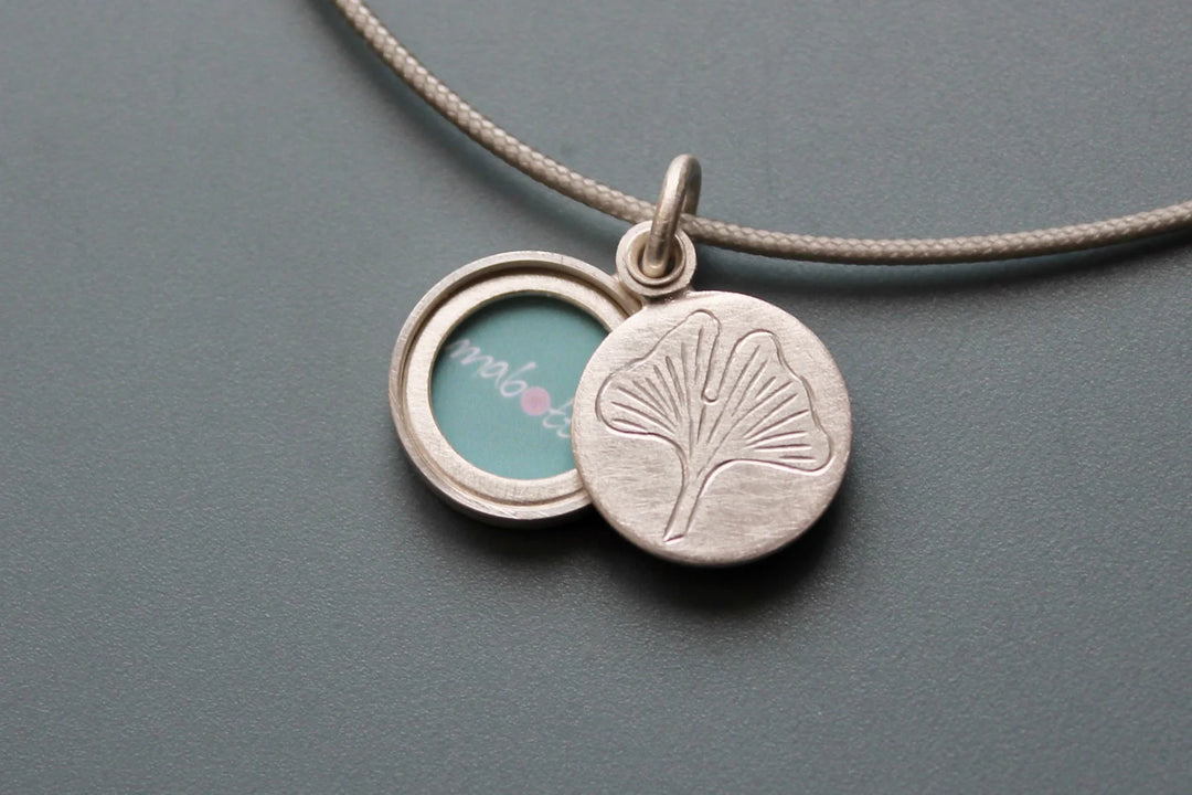 Mabotte Medaillon Medaillon aus Silber | Gingko Blatt | Mabotte 14mm bei Nauli and Stories