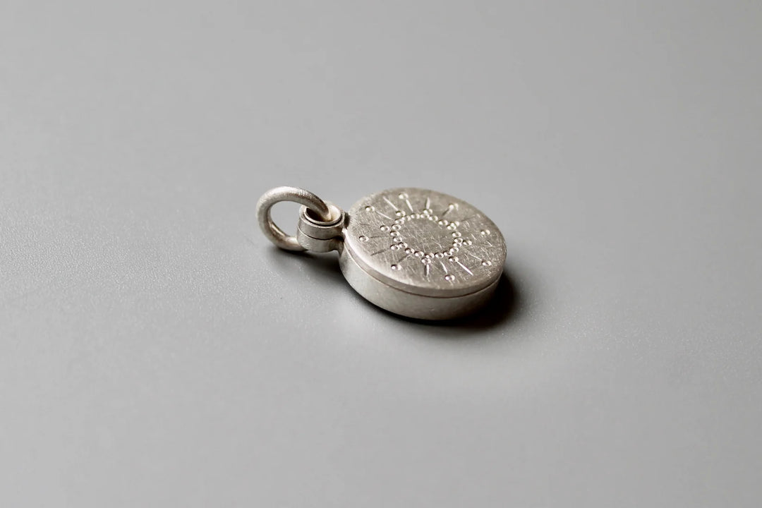 Mabotte Medaillon Medaillon aus Silber | kleine Sonne | Mabotte 14mm bei Nauli and Stories
