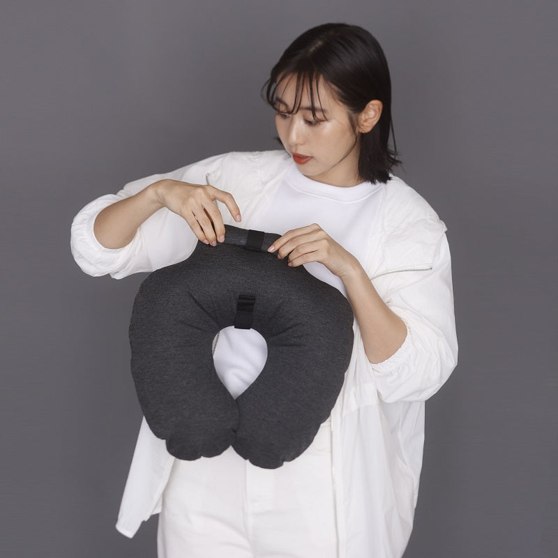 Marna Nackenkissen Fuu One-Breath Neck Pillow – anthrazit bei Nauli and Stories