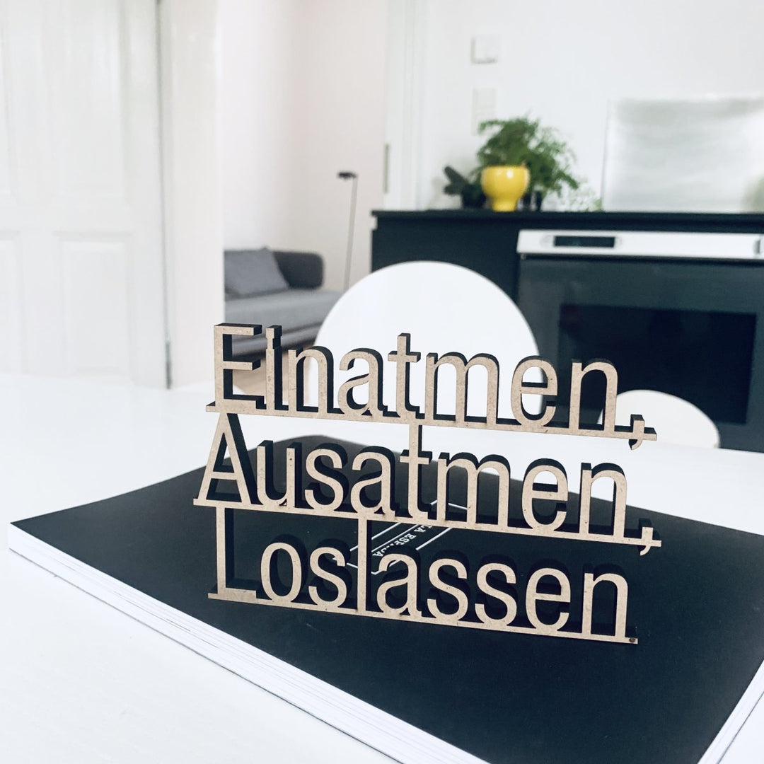 NoGallery Schriftzug Einatmen, Aussatmen, Loslasssen  - 3D Schriftzug aus Holz bei Nauli and Stories