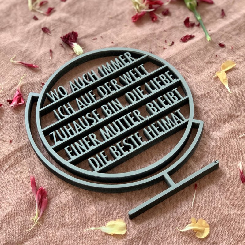 NoGallery Schriftzug Wo auch immer ich auf der Welt Zuhause bin, die Liebe einer Mutter, bleibt die beste Heimat - grauer Schriftzug aus Holz bei Nauli and Stories