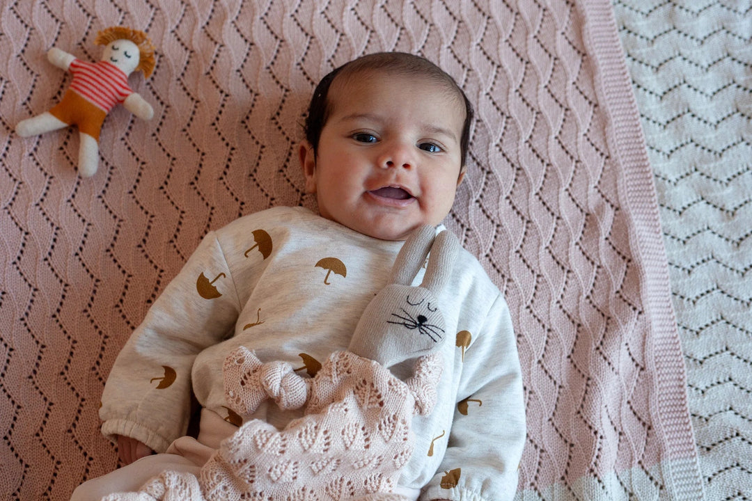 Sophie Home Babydecke Gestrickte Babydecke aus 100% Baumwolle rosa - creme bei Nauli and Stories