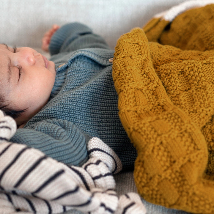 Sophie Home Babydecke Babydecke aus Baumwollstrick — Zopfmuster: Citrus &amp; Cream bei Nauli and Stories