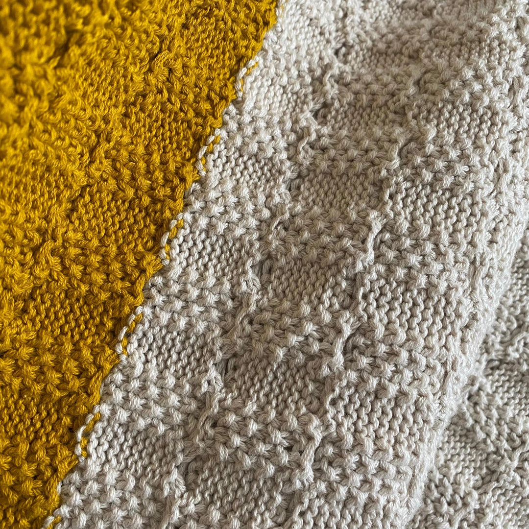 Sophie Home Babydecke Babydecke aus Baumwollstrick — Zopfmuster: Citrus &amp; Cream bei Nauli and Stories