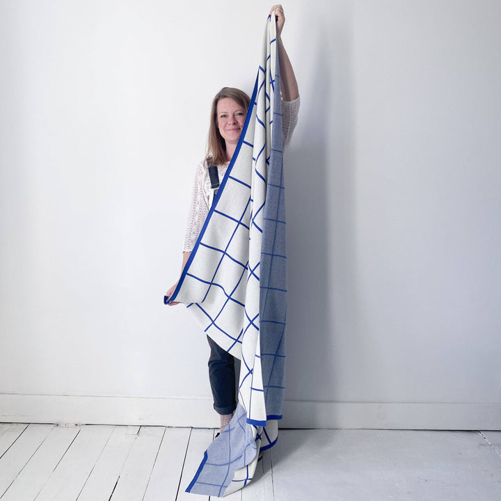 Sophie Home Sofadecke Strickdecke aus Baumwolle, Gitter: Kobaltblau bei Nauli and Stories