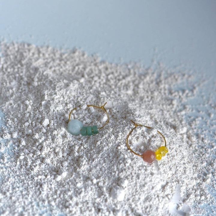 Titlee Ohrringe CLAREMONT pink pearl hoop earrings bei Nauli and Stories