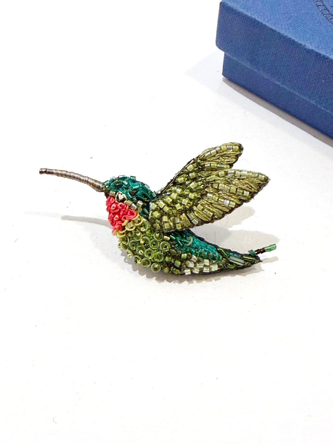 Trovelore Brosche gestickte Brosche - Kolibri - Rubinkehlkolibri bei Nauli and Stories