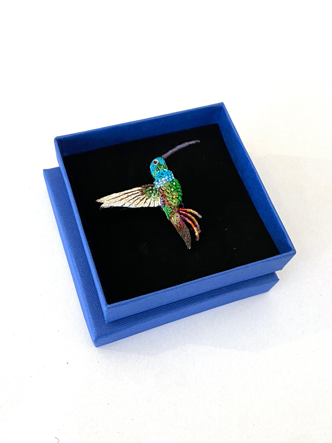 Trovelore Brosche gestickte Brosche - Kolibri - Smaragdkehlkolibri bei Nauli and Stories