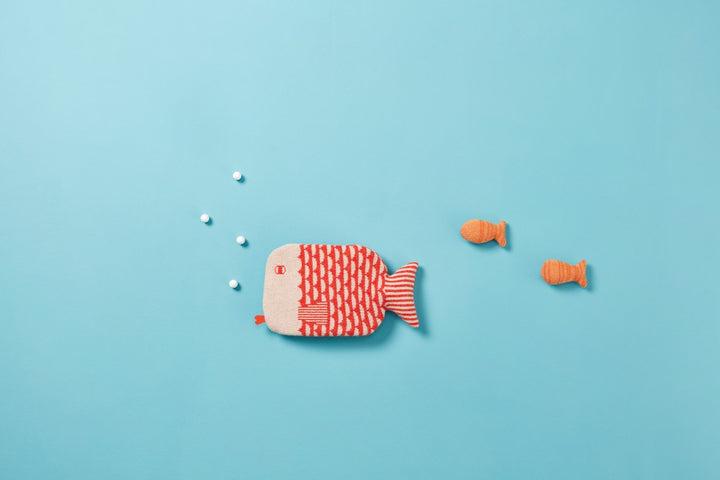Donna Wilson Wärmflasche Wärmflasche roter Fisch | Donna Wilson bei Nauli and Stories