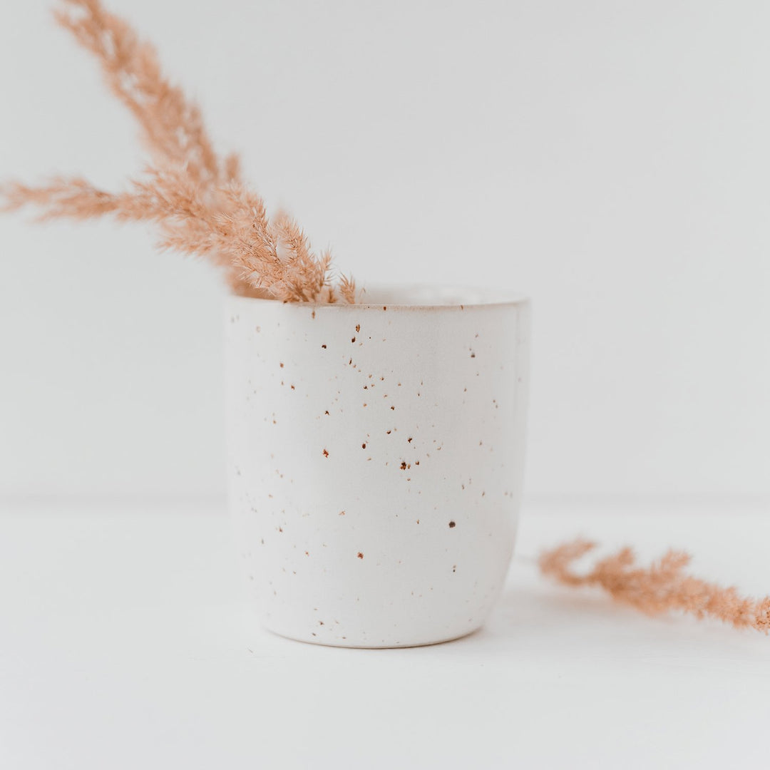 Eulenschnitt Tassen &amp; Becher Kaffeebecher / Teebecher aus heller Keramik bei Nauli and Stories