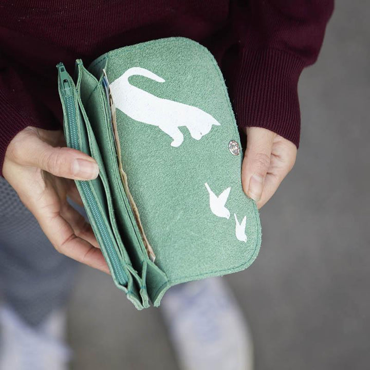 Keecie Geldbeutel aus Leder Cat Chase Wallet - dunkelblaue Ledergeldbörse mit Siebdruck Katzen bei Nauli and Stories