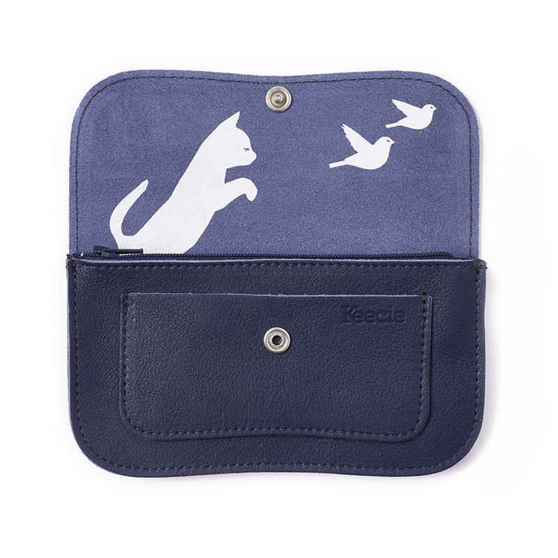 Keecie Geldbeutel aus Leder Cat Chase Wallet - dunkelblaue Ledergeldbörse mit Siebdruck Katzen bei Nauli and Stories