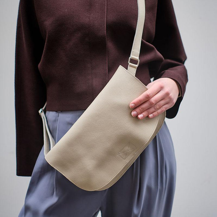 Keecie Handtasche Handtasche aus Leder - Lazy Boy - Zement bei Nauli and Stories