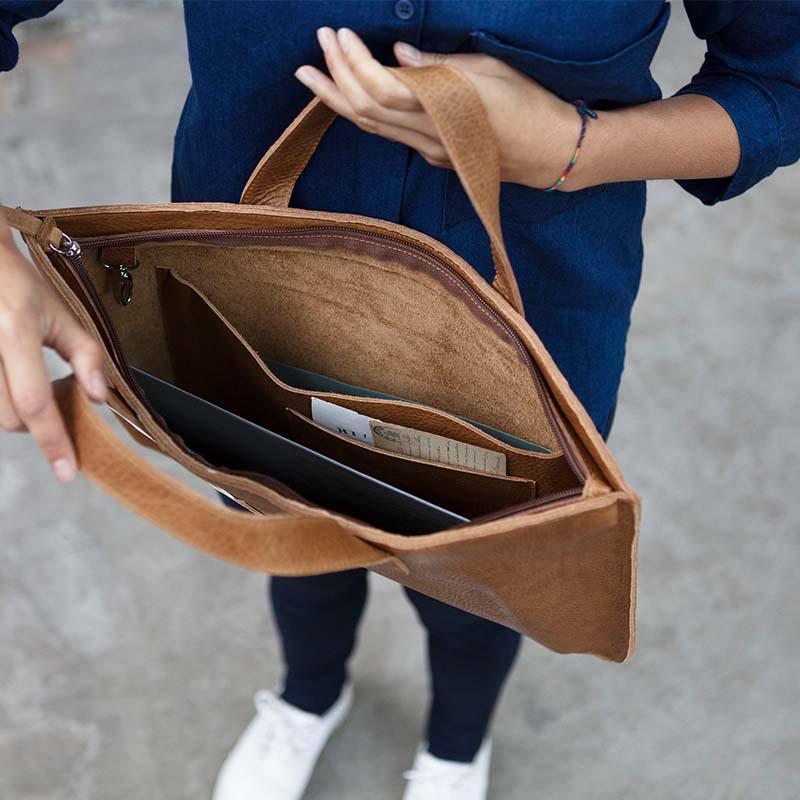 Keecie Laptoptasche Handtasche / Laptoptasche Elephant Joke in cognac bei Nauli and Stories