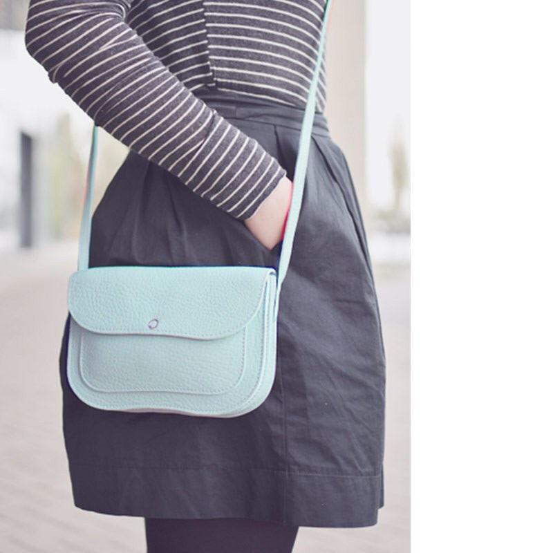 Keecie Handtasche Cat Chase kleine Ledertasche hellblau mint bei Nauli and Stories