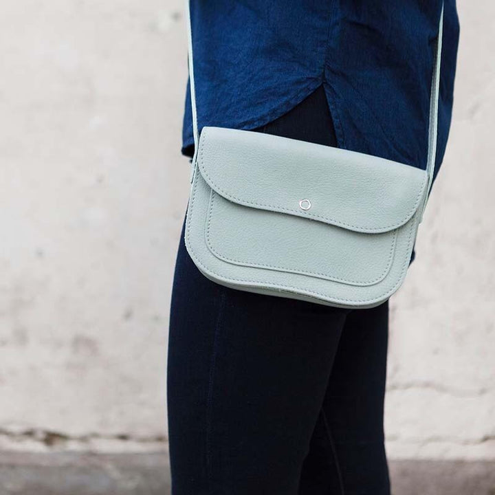 Keecie Handtasche Cat Chase kleine Ledertasche hellblau mint bei Nauli and Stories