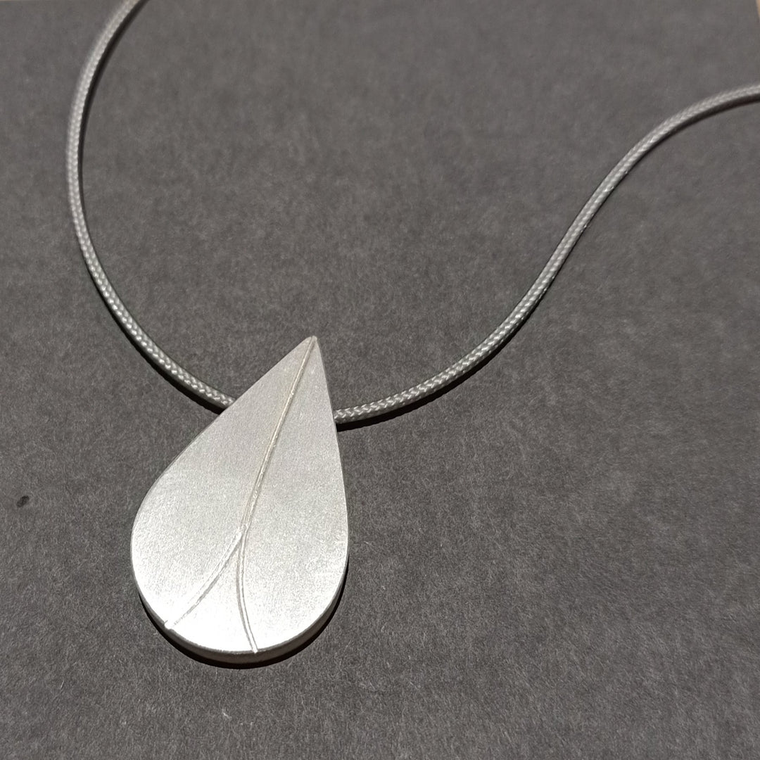Mabotte Medaillon Medaillon aus Silber Blüte in Tropfenform von Mabotte - Mittel bei Nauli and Stories