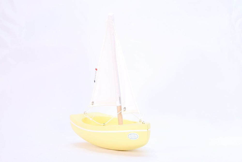 Maison Tirot Holzspielzeug Kleines Segelboot aus Holz - Pen-Guen-gelb - 21 cm bei Nauli and Stories