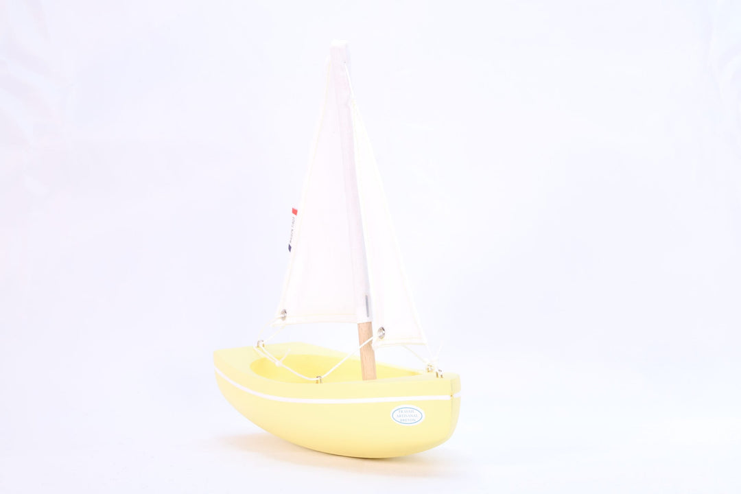 Maison Tirot Holzspielzeug Kleines Segelboot aus Holz - Pen-Guen-gelb - 21 cm bei Nauli and Stories