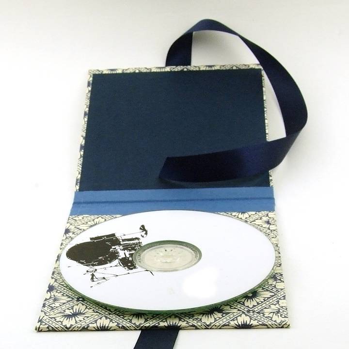 Nauli CD / DVD Hülle für 1 CD CD Hülle Java Blumen blau mit Satinband bei Nauli and Stories