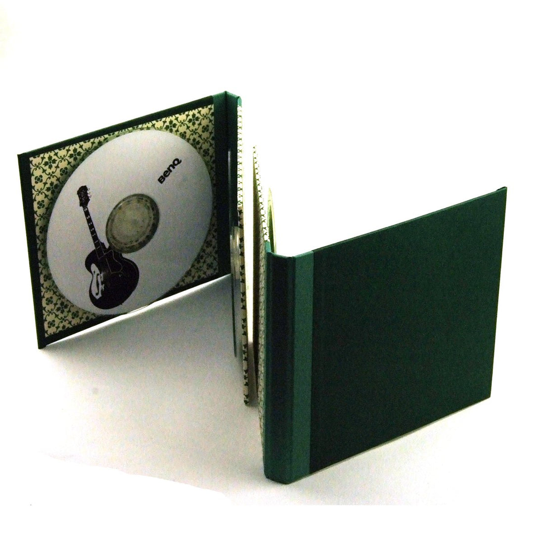 Nauli CD / DVD Hülle für 2 Discs Doppel CD/ DVD Hülle grüne grafische Sternblumen bei Nauli and Stories